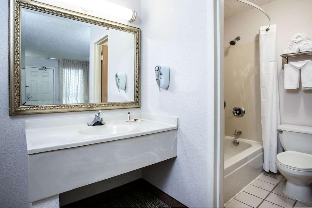 Travelodge By Wyndham Fort Wayne North Exteriör bild