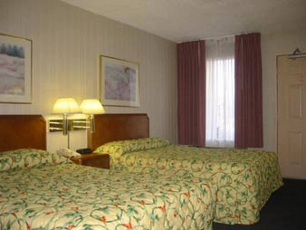 Travelodge By Wyndham Fort Wayne North Exteriör bild